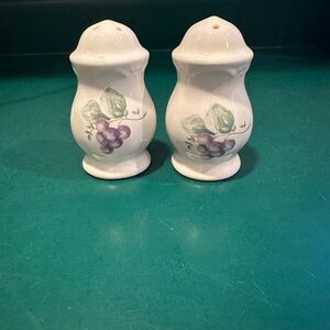 Ceramic salt n pepper shaker set